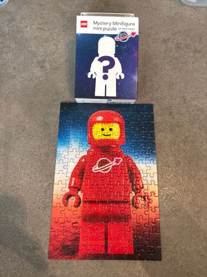 Chronicle Books Lego mystery minifigure mini puzzle red astronaut - obrázek puzzlí