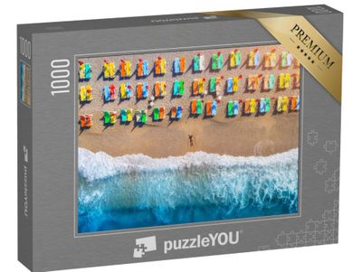 puzzleYOU Frau am Strand mit bunten Liegestühlen, Türkei - puzzle image
