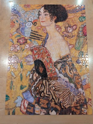 Toy Town Lady with Fan - obrázek puzzlí