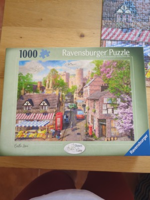 Ravensburger Down the lane: Number 5 Castle Lane - image du puzzle