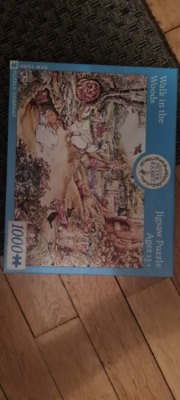 New York Puzzle Company Walk in the woods - obrázek puzzlí