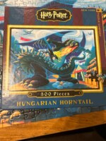 New York Puzzle Company Hungarian Horntail - image du puzzle