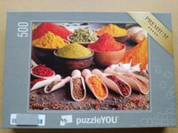 puzzleYOU Eine Vielzahl von Gewürzen und Kräutern auf dem Küchentisch - obrázek puzzlí
